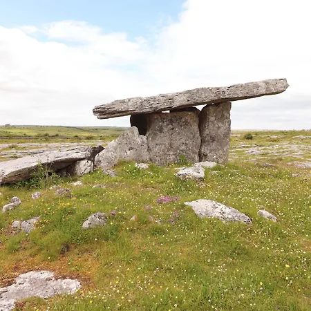 Nyaraló Ash House *